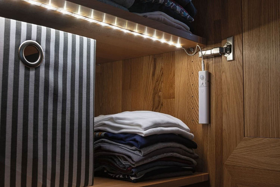 Battery operated LED strip light kit for flexible indoor lighting