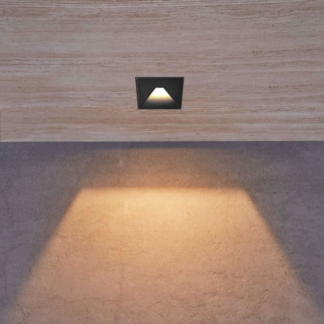 Orion Square Wink - Black Foot Light
