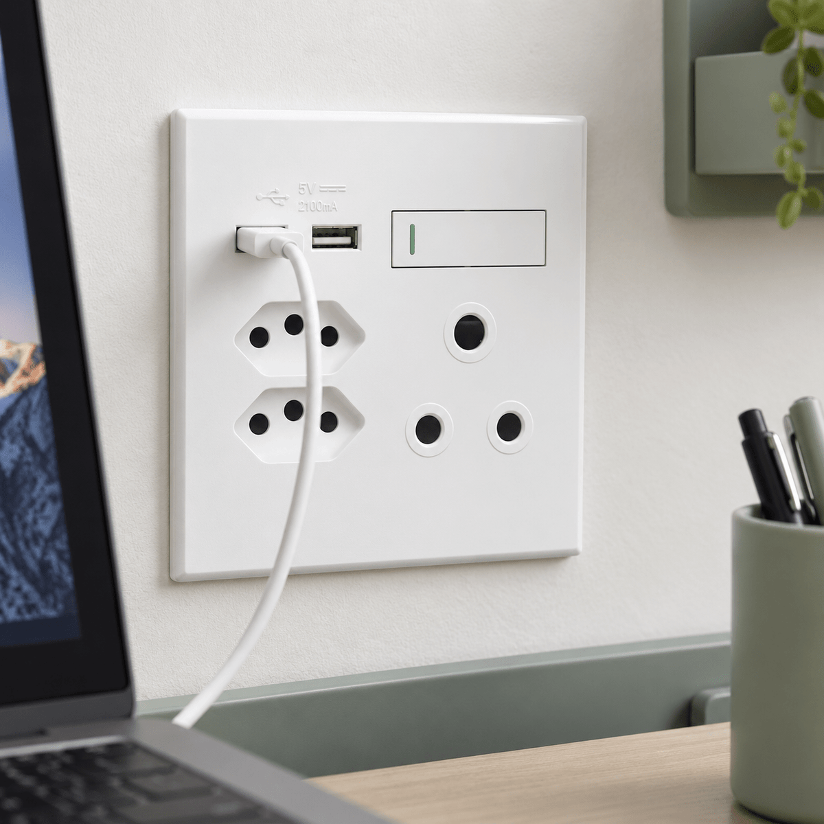 Veti 3 - 4 x 4 USB, Double V-Slim, Single RSA Sockets - White / White lifestyle: Office workstation tight wall close-up (USB ports readable)
